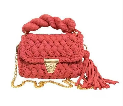 Amare’s Chunky Crochet Handbag